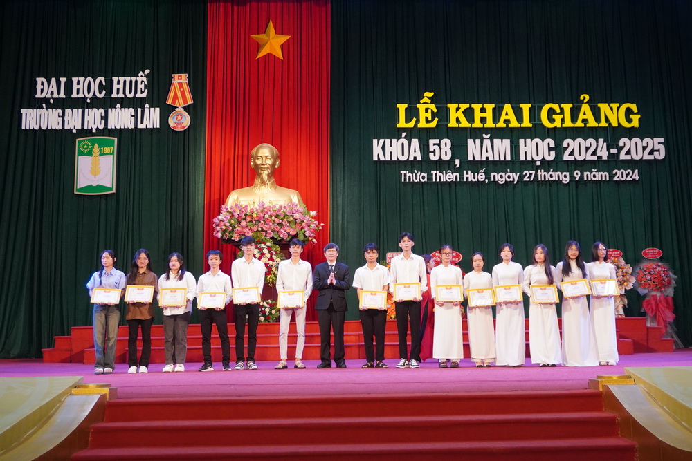 Trao học bổng cho Tân sinh viên - Thủ khoa các ngành K58 (2024)